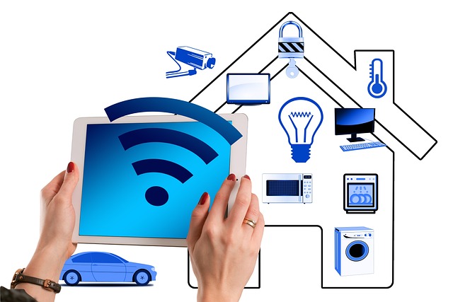 Modernes Büro mit Smart Home Steuerungszentrale und Bildschirmen