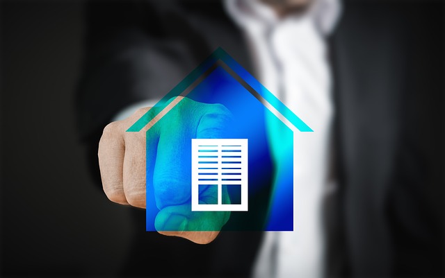 Modernes Büro mit Smart Home Technologie und Cloud-Infrastruktur