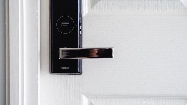 Technischer Support-Mitarbeiter berät Kunden zur Smart Home Konfiguration
