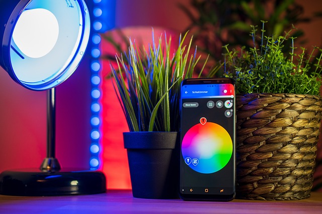 Team von Smart Home Spezialisten bei der Arbeit an Cloud-Plattformen