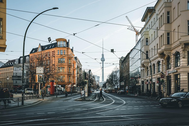 Modernes Wohnzimmer in Berlin mit integriertem Beleuchtungssystem und Sprachsteuerung